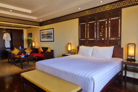 Signature Suite Room with Large Balcony | Minibar, in-room safe, desk, blackout drapes