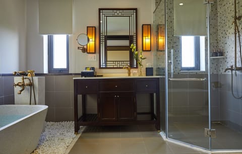 Signature Suite Room with Large Balcony | Bathroom | Deep soaking tub, designer toiletries, hair dryer, bathrobes