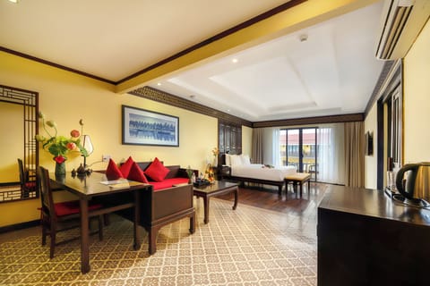 Signature Suite Room with Large Balcony | Minibar, in-room safe, desk, blackout drapes