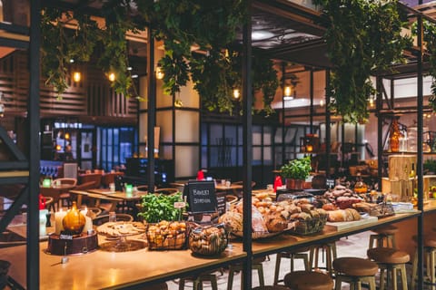 2 restaurants, breakfast served