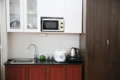 Superior Studio Apartment | Private kitchen | Fridge, microwave, electric kettle, cookware/dishes/utensils