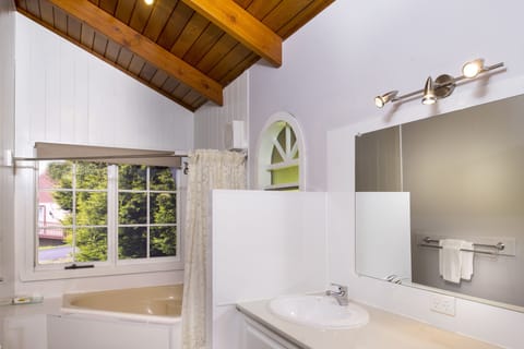 1 Bedroom Spa Chalet | Bathroom | Free toiletries, hair dryer, towels