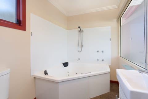 Golf Side Spa Villa | Bathroom | Free toiletries, hair dryer, towels