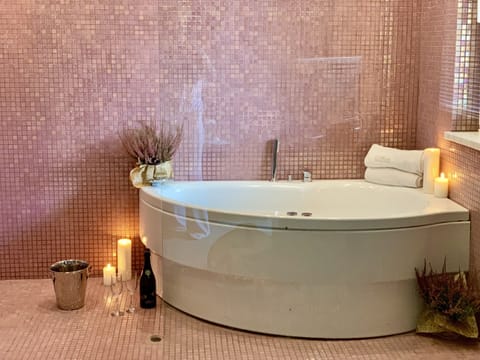 Deluxe Apartment | Private spa tub