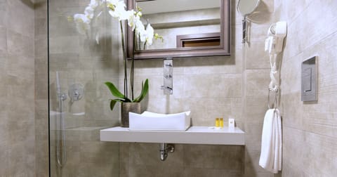 Deluxe Apartment | Bathroom | Free toiletries, hair dryer, towels