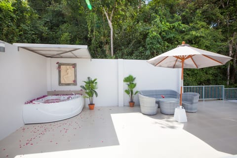 3 Bedrooms Villa with Private Jacuzzi | Terrace/patio