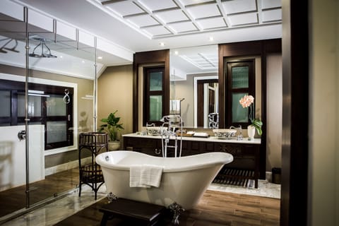 Riverfront Colonial Suite | Bathroom | Shower, eco-friendly toiletries, hair dryer, bathrobes
