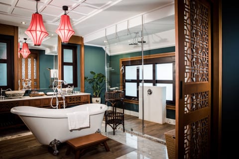 Riverfront Colonial Suite | Bathroom | Shower, eco-friendly toiletries, hair dryer, bathrobes