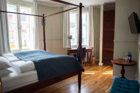 Large | Premium bedding, in-room safe, individually decorated