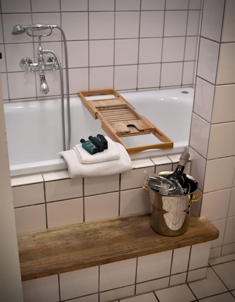 X-Large, Bath tub | Bathroom | Eco-friendly toiletries, hair dryer, towels, soap