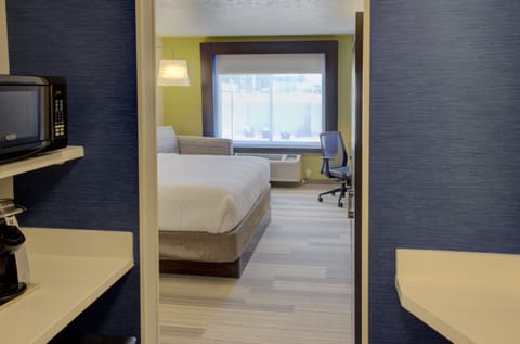 Executive Room, 1 King Bed, Non Smoking | In-room safe, desk, laptop workspace, soundproofing