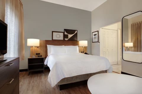 Studio Suite, 1 Queen Bed | Hypo-allergenic bedding, down comforters, in-room safe, desk