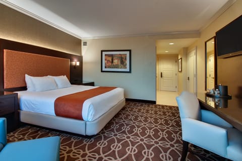 Deluxe Room, 1 King Bed | Premium bedding, pillowtop beds, in-room safe, desk