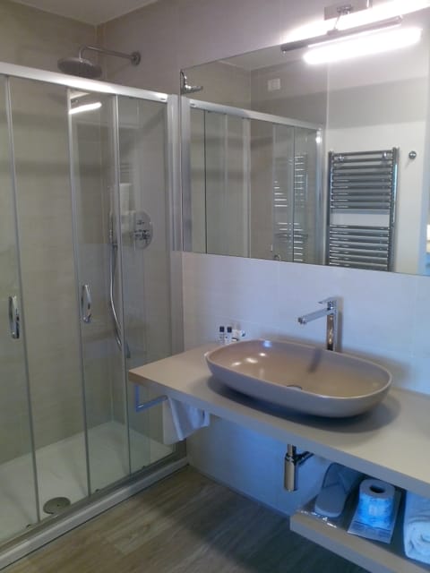 Executive Junior Suite | Bathroom | Free toiletries, hair dryer, bidet, towels