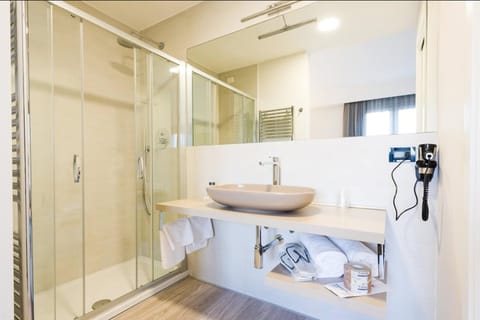 Junior Double Room | Bathroom | Free toiletries, hair dryer, bidet, towels