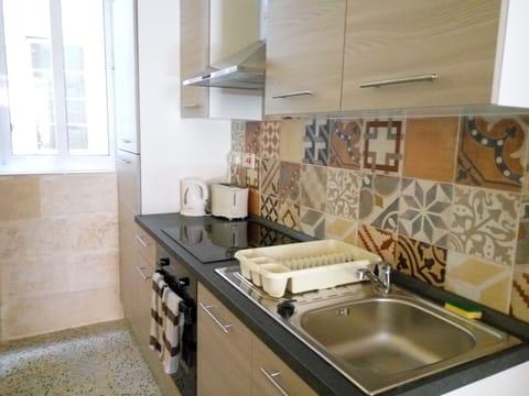 Standard Apartment, 1 Bedroom, Kitchenette | Private kitchenette | Stovetop, electric kettle, cookware/dishes/utensils