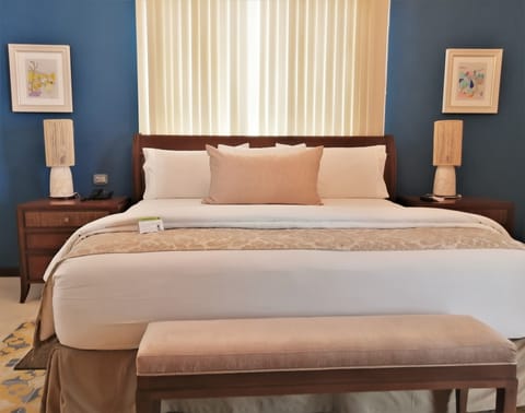 Deluxe Room, 1 King Bed | Premium bedding, down comforters, pillowtop beds, minibar