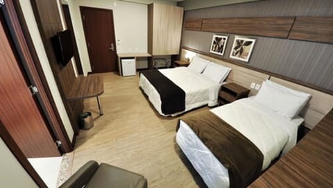 Luxury Twin Room | Minibar, in-room safe, desk, laptop workspace