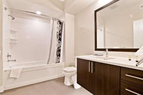 Luxury Apartment, 2 Bedrooms | Bathroom | Combined shower/tub, designer toiletries, hair dryer, towels