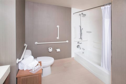 Combined shower/tub, hair dryer, towels