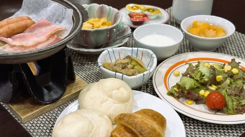 Daily buffet breakfast (JPY 1620 per person)