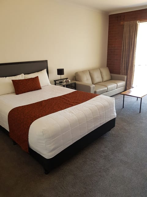 Queen Room | Minibar, desk, iron/ironing board, free WiFi