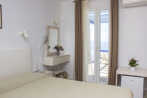 Standard Room, Sea View | Minibar, in-room safe, desk, soundproofing