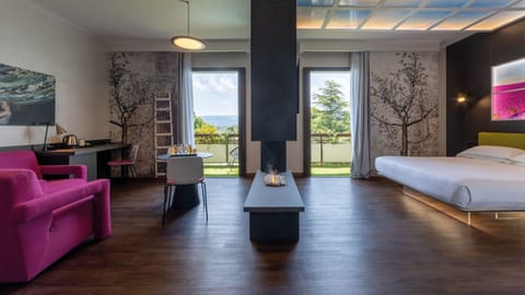 Elite Suite, 1 King Bed, Balcony (Spa Access Included) | 1 bedroom, down comforters, minibar, in-room safe