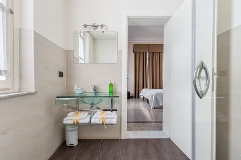 Standard Double or Twin Room | Bathroom | Shower, rainfall showerhead, free toiletries, hair dryer