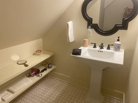 Maple Suite, 1 King Bed, Private Bathroom, Upstairs | Bathroom | Free toiletries, hair dryer, towels, soap