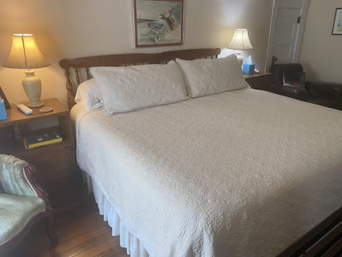Maple Suite, 1 King Bed, Private Bathroom, Upstairs | Premium bedding, memory foam beds, individually decorated