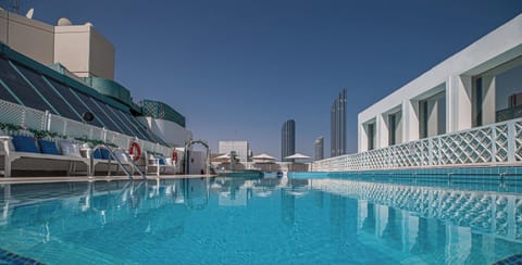 Outdoor pool, pool umbrellas, sun loungers