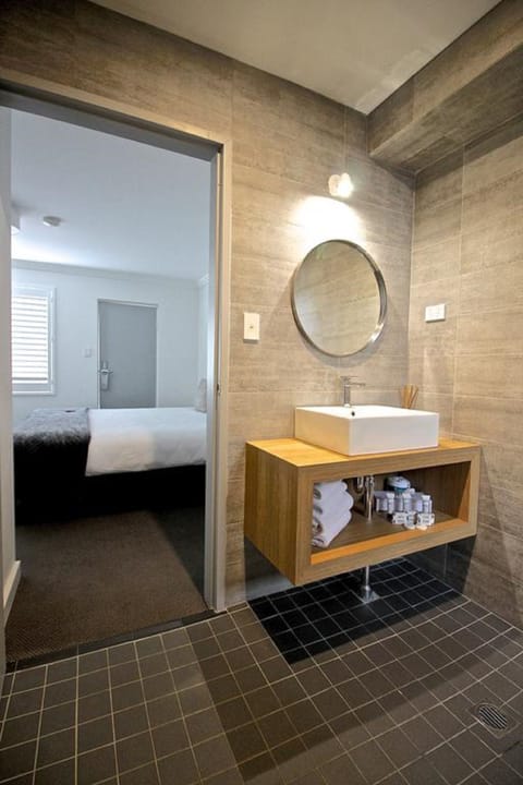 Family Suite | Bathroom | Shower, free toiletries, hair dryer, towels