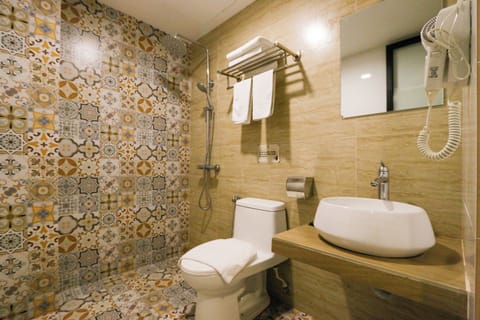 Superior Twin Room | Bathroom | Shower, hair dryer, bidet, towels