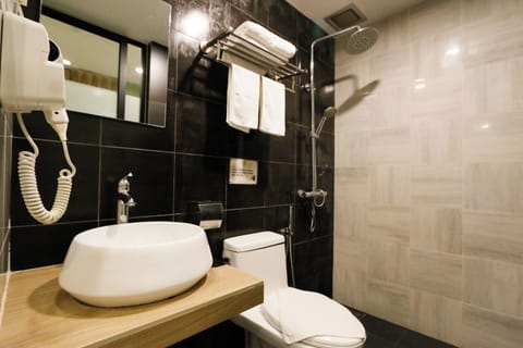 Standard King | Bathroom | Shower, hair dryer, bidet, towels