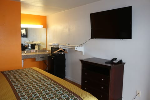 Standard Room, 1 King Bed, Accessible, Non Smoking | 1 bedroom, desk, free WiFi