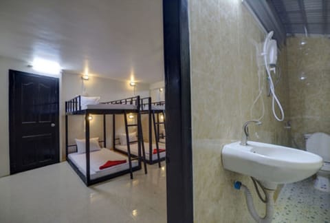 Mixed 6 Bed Dormitory Room | In-room safe, free WiFi, bed sheets