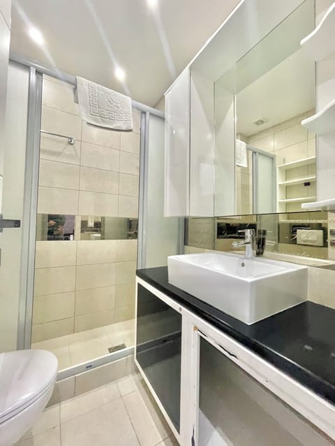 Standard Apartment, 1 Bedroom | Bathroom | Shower, free toiletries, hair dryer, bathrobes