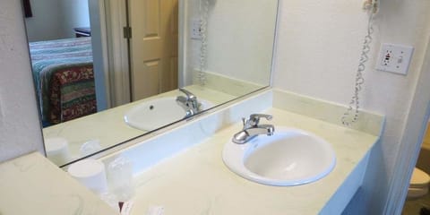 Standard Room, 1 King Bed | Bathroom sink