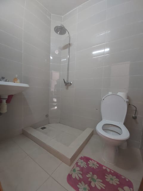 Standard Triple Room, Mixed Dorm | Bathroom | Rainfall showerhead, towels, soap, toilet paper