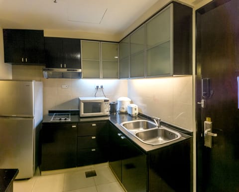 Executive Studio Suite, 1 Queen Bed, City View | Private kitchen | Electric kettle