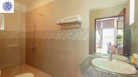 Deluxe Double Room Single Use | Bathroom | Shower, free toiletries, hair dryer, slippers