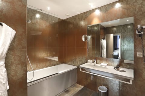 Prestige double room | Bathroom | Hair dryer, towels, soap, shampoo