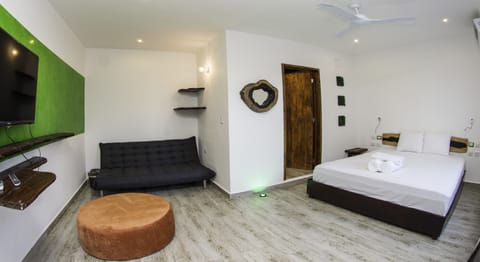 King Suite | In-room safe, iron/ironing board, free WiFi, bed sheets