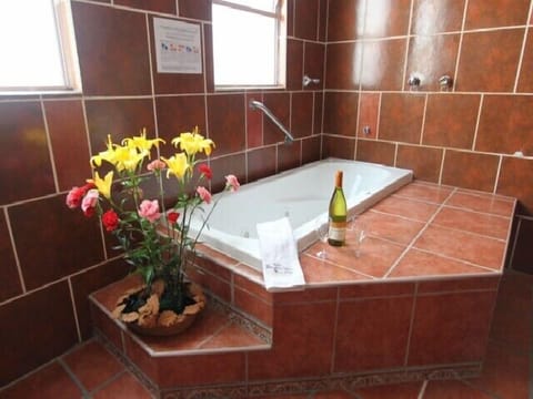 Traditional Suite | Bathroom | Free toiletries, hair dryer, towels