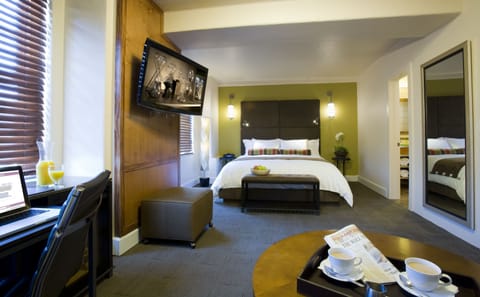 Deluxe Room, 1 King Bed (Sitting Area) | Premium bedding, down comforters, pillowtop beds, in-room safe