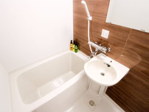 Combined shower/tub, deep soaking tub, free toiletries, hair dryer