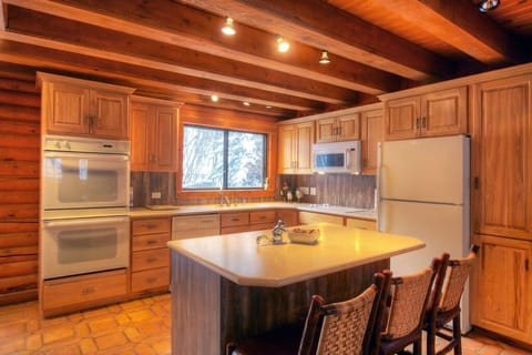 Log Cabin on the Stream | Private kitchen | Fridge, microwave, oven, stovetop