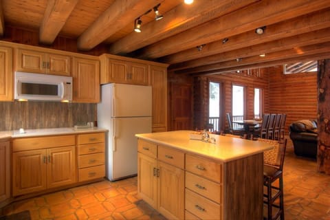 Log Cabin on the Stream | Private kitchen | Fridge, microwave, oven, stovetop