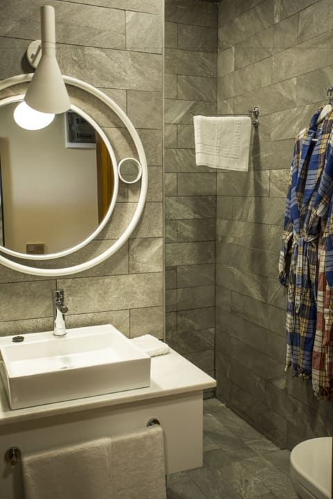 Standard Room (STD9) | Bathroom | Shower, free toiletries, hair dryer, bathrobes